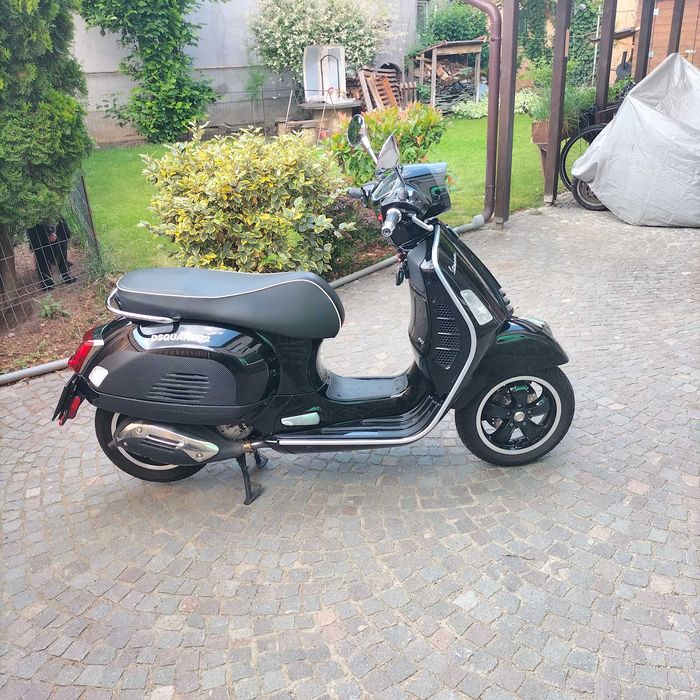 Motocicleta VESPA 300 GLS din 2022 cu 8700km vand cu acte in regula inscrisa in circulatie stare perfecta,