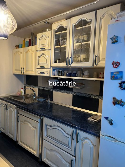 Vând apartament cu 3 camere în Vulcan jud Hunedoara, Camere cu intrări separate, 2 băi, 2 terase complet mobilat.