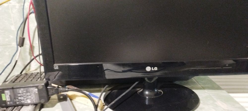 Компютър с монитор и аксесоари