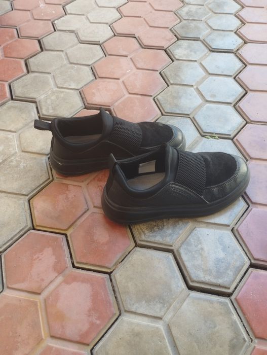 Кроссовка и туфли