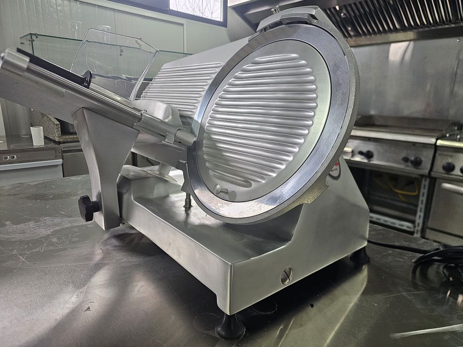 Feliator  profesional mezeluri