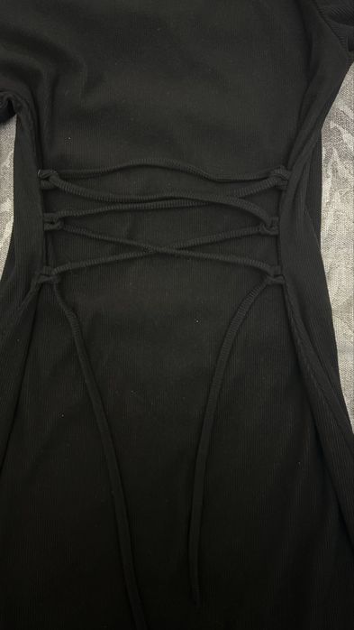 приталиное платье с свободными руковами