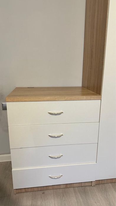 Большой шкаф и комод