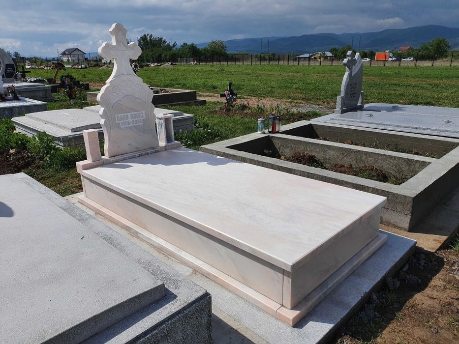 Vând monumente funerare