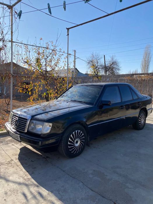 Мерседес бенз 124 седан