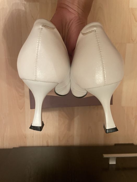 Кожаные белые туфли