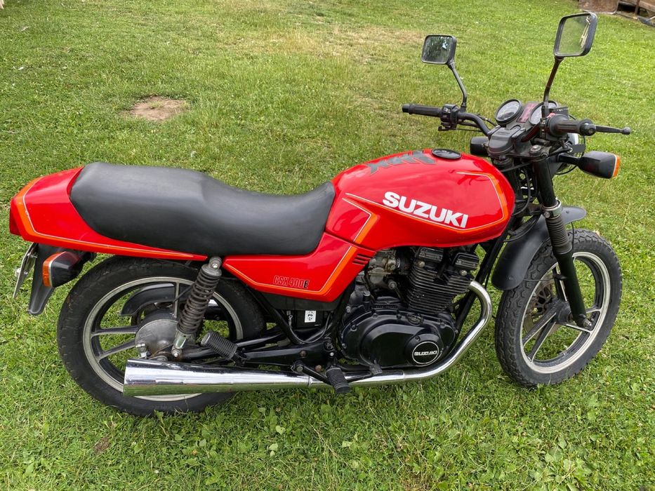 Suzuki GSX 400 E, an fabricație 1985, model clasic japonez, potrivit pentru restaurare, colecție sau proiect personal.