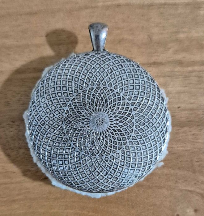 Медальон с българска шевица