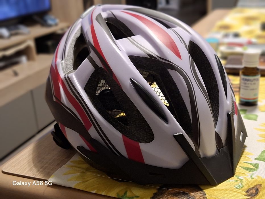 Каска за колело със светлини отзад