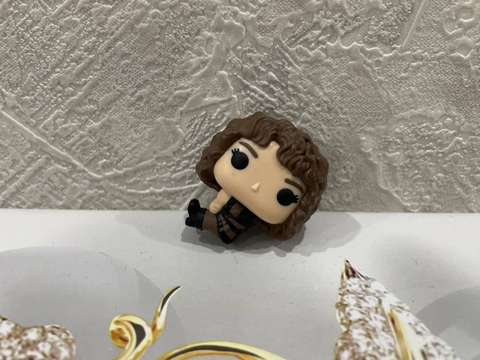 Киндер фигурки очень странные дела