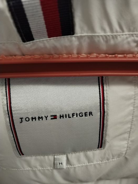 Пуховик белого цвета Tonny Hilfiger