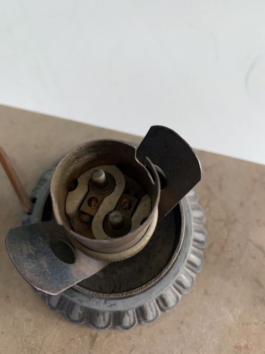 Стара скулптурна лампа