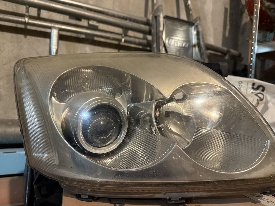 Фарове за Тойота Авенсис Т25