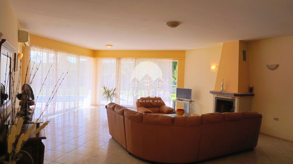 Продава къща с басейн в с.Соколово, обл. Добрич