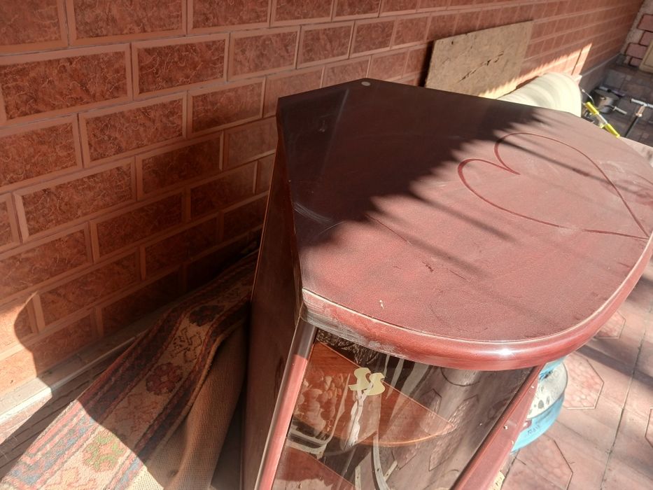 Продам угловую тумбу под телевизор