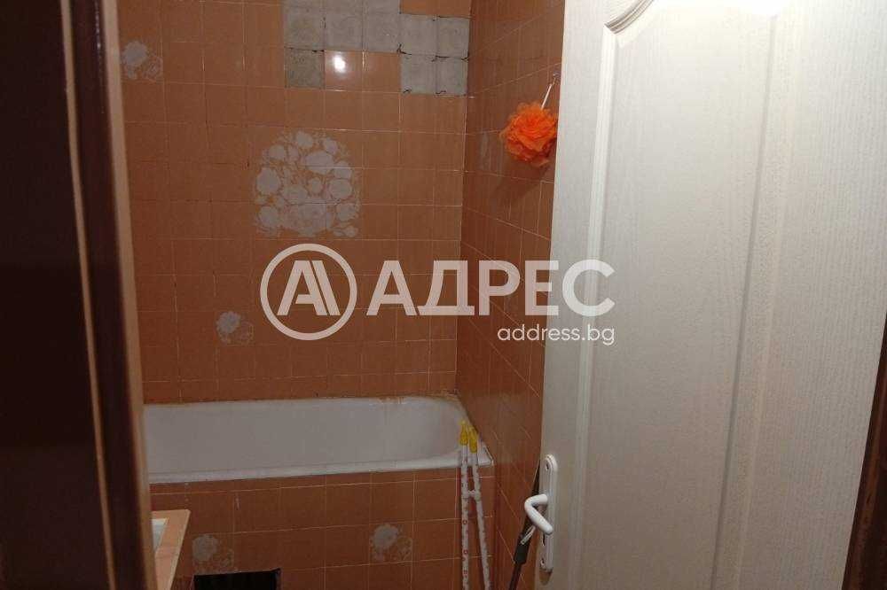 Просторен тристатаен апартамент в кв. "Бели Лом".