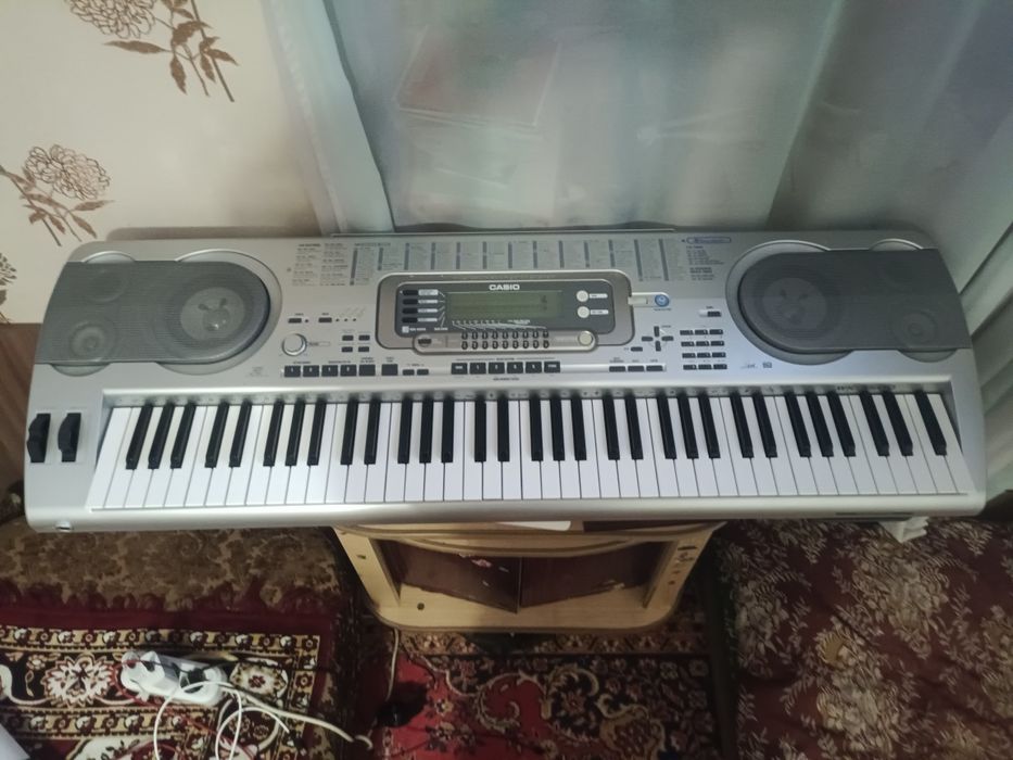 Продам синтезатор