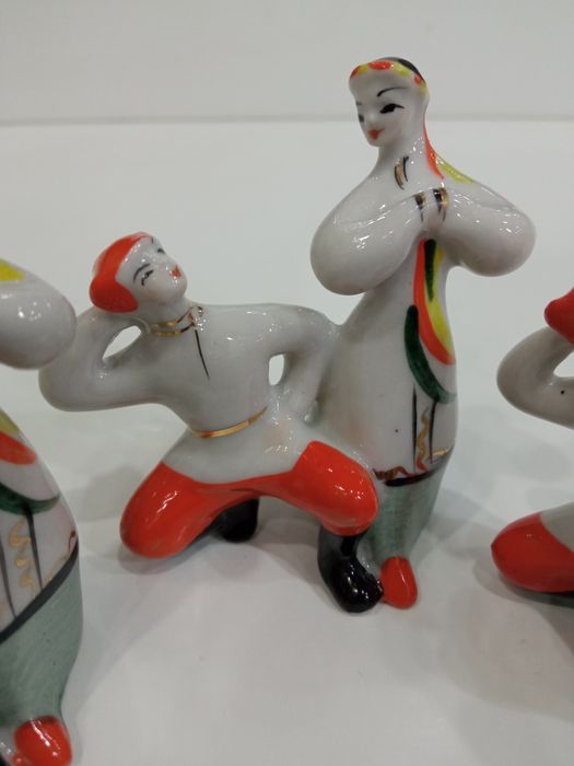 Винтажные, миниатюрные Фарфоровые статуэтки (танец гопачок)