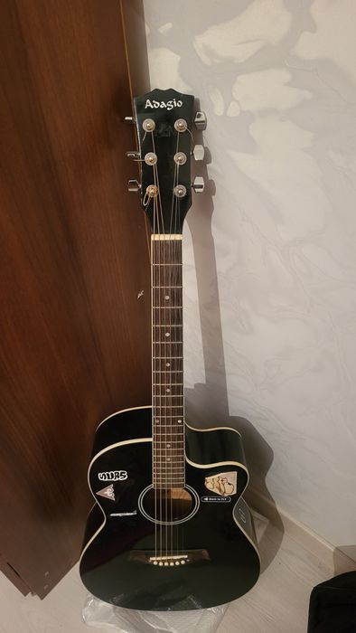 Продам гитару музыкальный инструмент