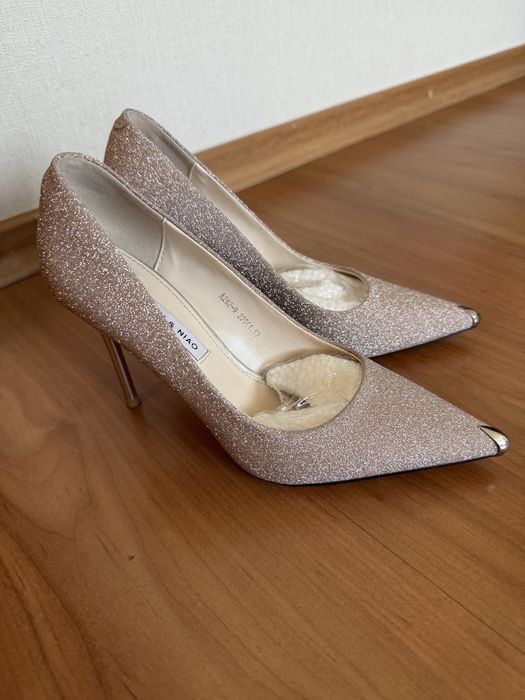 Бежевые туфли с красной подошвой