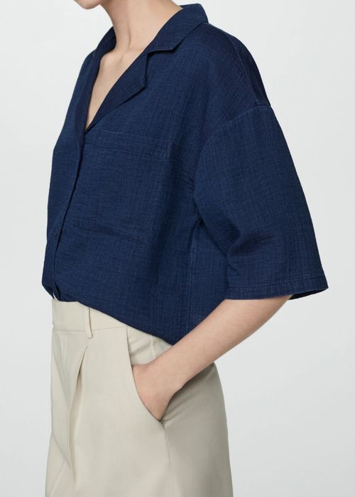 MANGO. Синяя блузка из сжатой ткани