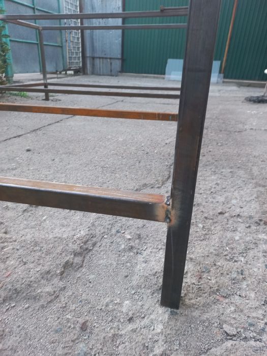 Продам металлический стол.