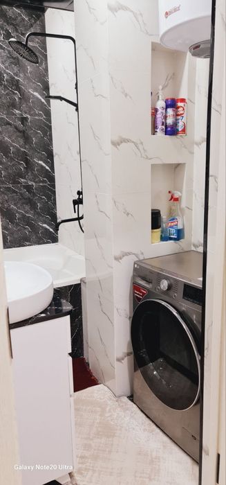 Xon Saroy domdan 4 xonali uy sotiladi.