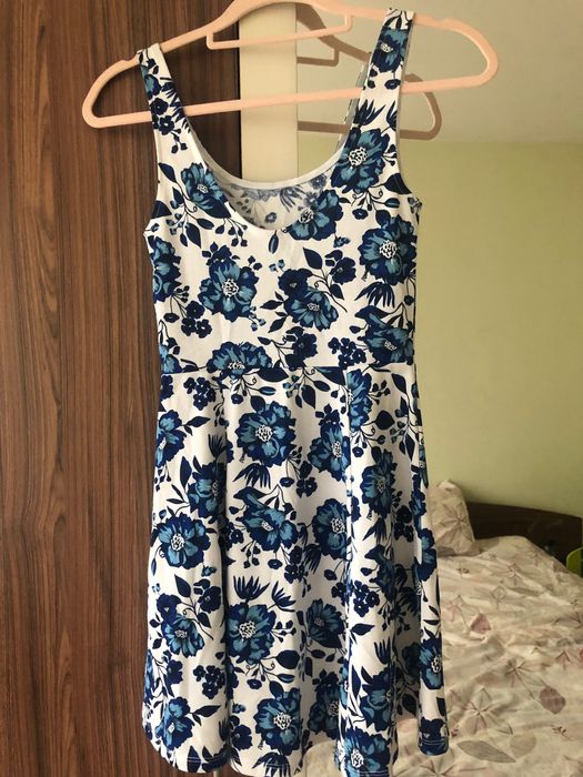 Лятна рокля HM със сини цветя