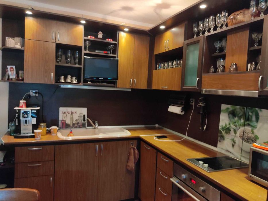 Хубава триетажна къща в с. Дончево