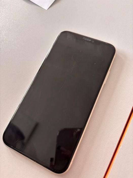 Iphone 11, aproape impecabil