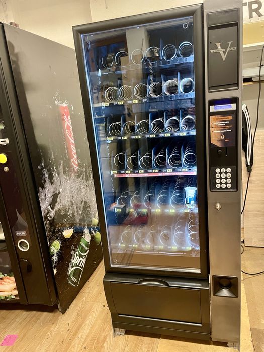 Вендинг машина за храни и напитки Zannusi Snakky RY