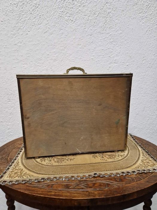 Английска поставка за вестници с месингов обков