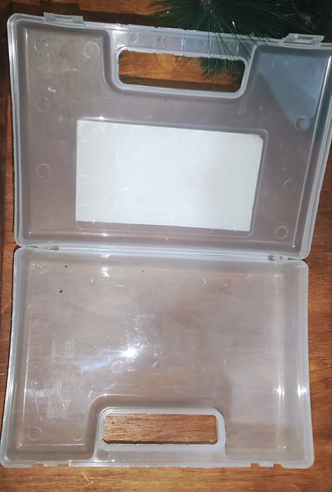 Дефлектор на капот Lada Vesta SW. Инструменты. Аптечка