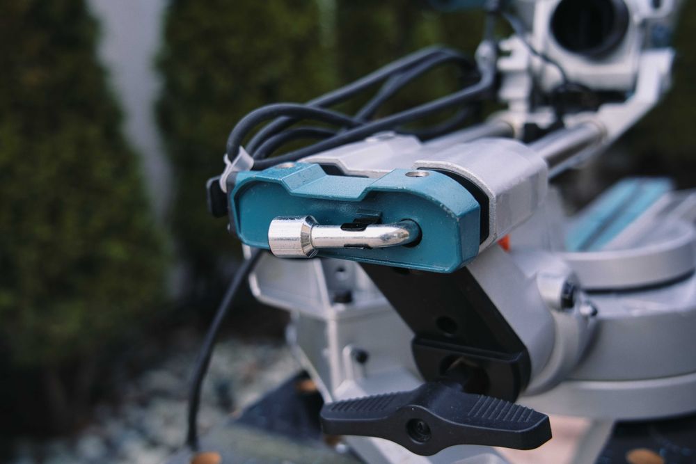 Циркуляр герунг Makita LS0815FL 216мм / 1400W — професионален