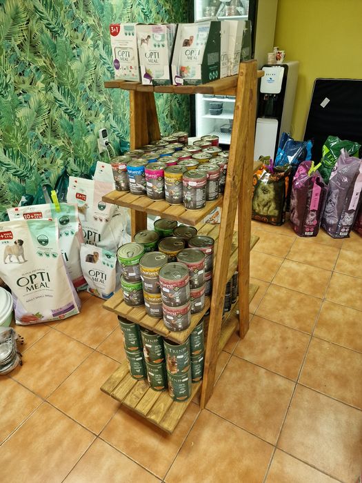 Дървен    стелаж