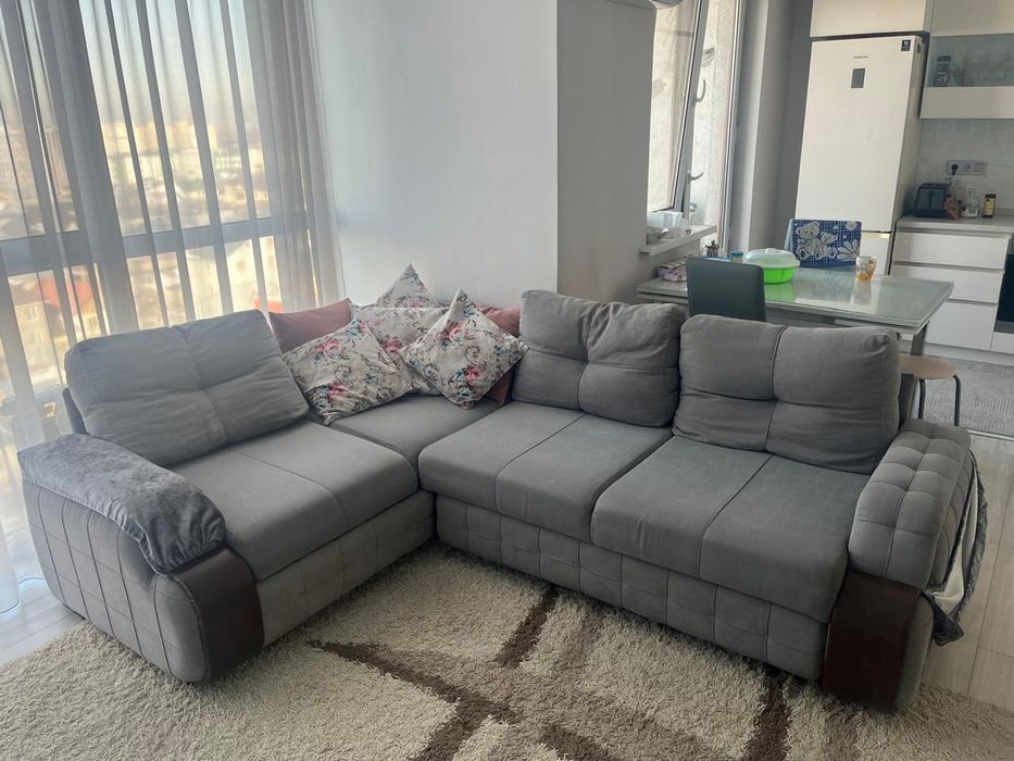 Угловой диван с подушками