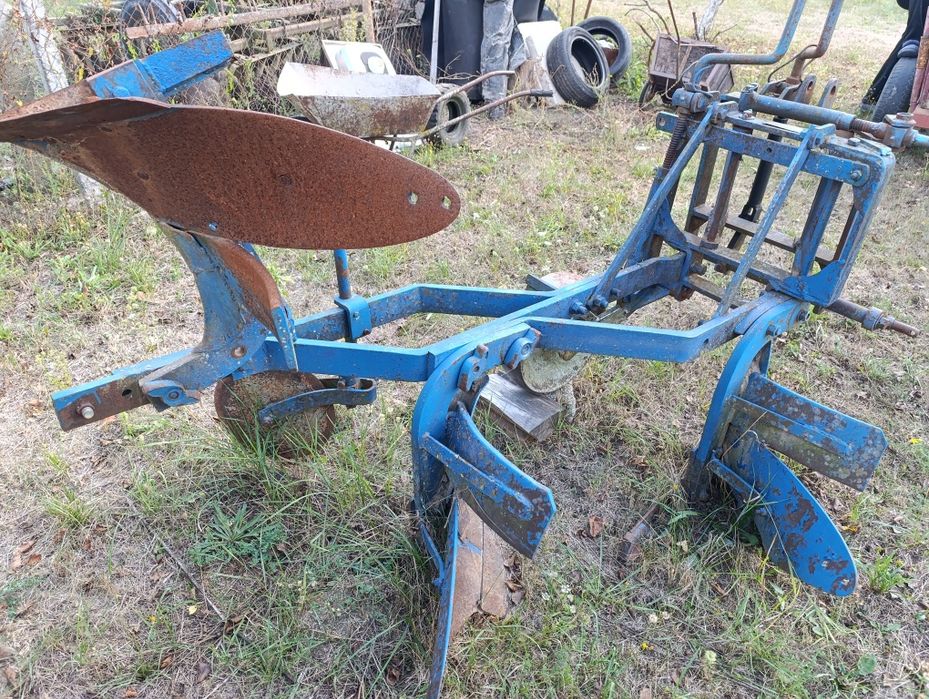 Vând plug 3 trupite și pompa de ierbicidat