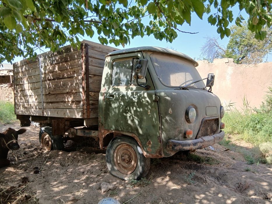 УАЗ Машинаси сотилади.хамма кисмлари узи билан.запчастга ишлатса хам б