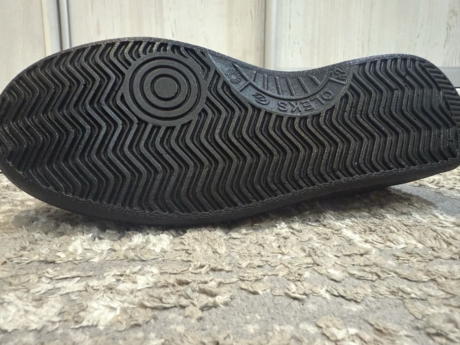 продам мужские кросовки новые