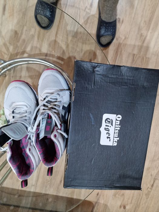 Продавам дамски кецове нови.