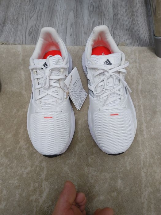 Продаються кросовки.и макасы.размер кросовок 40.Макасы 41.