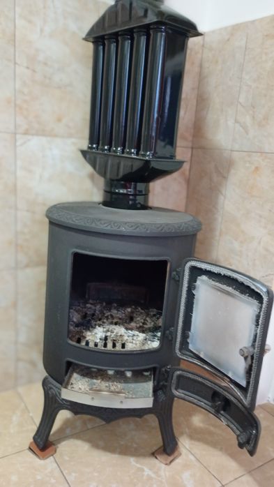 SOBĂ DIN  FONTĂ.  Înălțime  65 cm înălțime. Radiatorul și cot de fum  80 cm înălțime.  Se vinde pentru că am trecut la încălzirea pe  centrală.