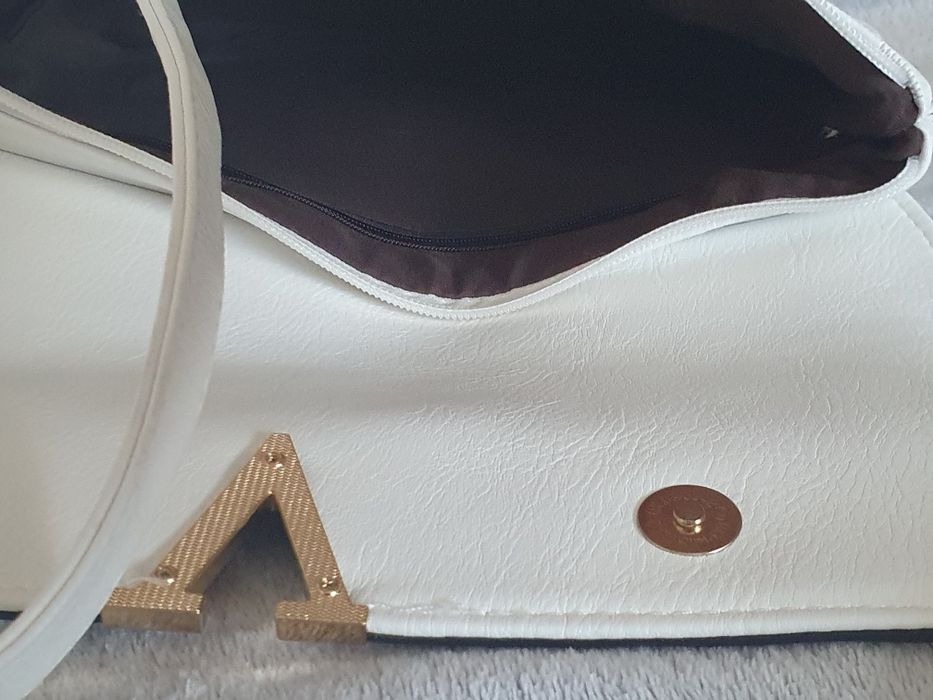 Бяла клъч чанта еко кожа нова