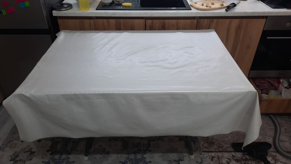 Продам стол и стулья.