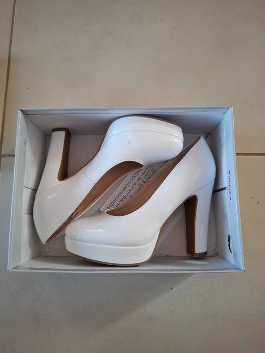 Официални бели токчета