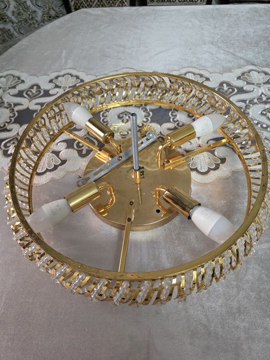 Продам потолочную люстру