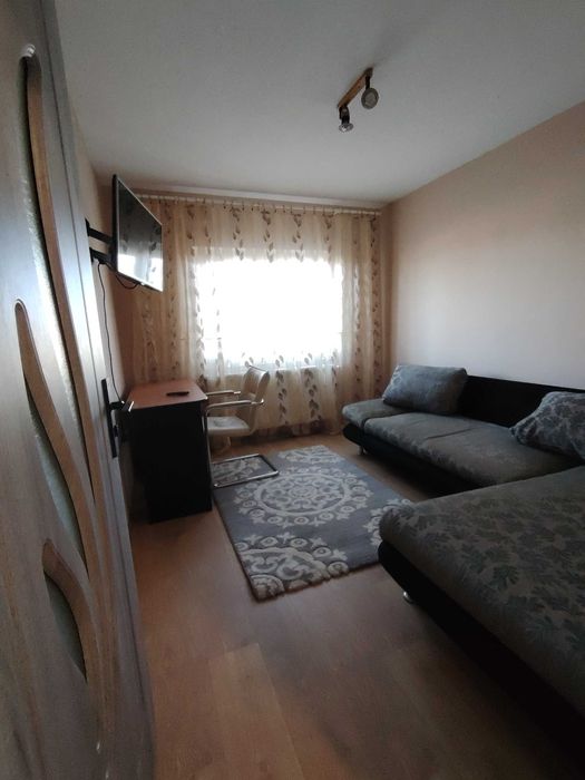 Dau în chirie apartament 3 cam.