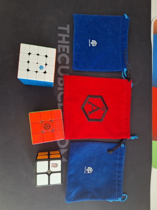 Vând set cuburi rubice GAN cu stickere și lubrifieri Cubicle.