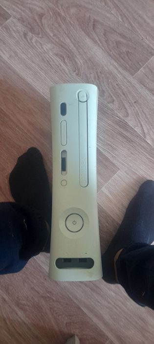 Продам Xbox 360 в отличном состоянии