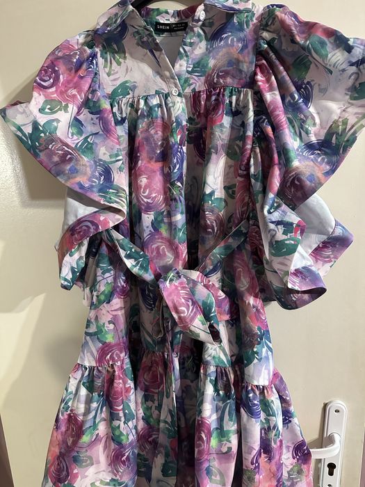 Рокля с цветя и колан